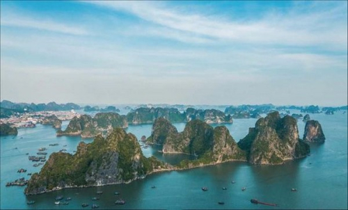 Hàng nghìn đảo đá nhìn trên cao của Vịnh Hạ Long