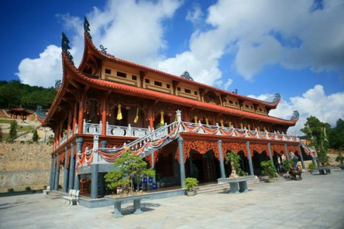 Hình ảnh chùa Ba Vàng sừng sửng