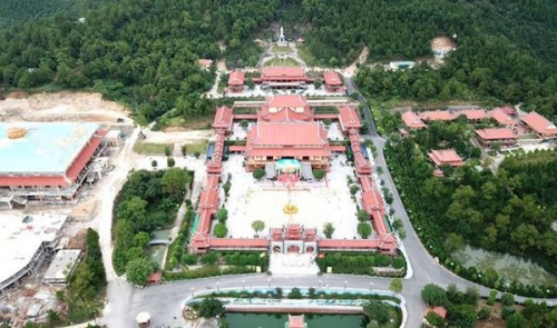 Không gian rộng lớn của chùa Ba Vàng