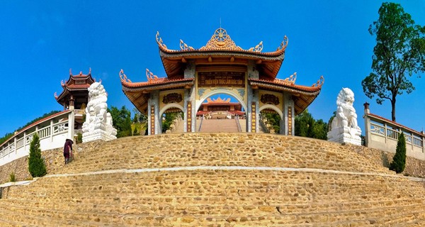 Nhìn từ dưới lên ngắm chọn vẻ đẹp của chùa Cái Bầu