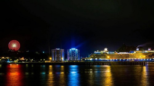Vịnh Hạ Long trong đêm muộn