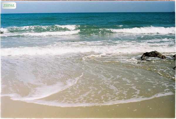 Nước biển xanh biếc trong vắt của bãi biển Quan Lạn