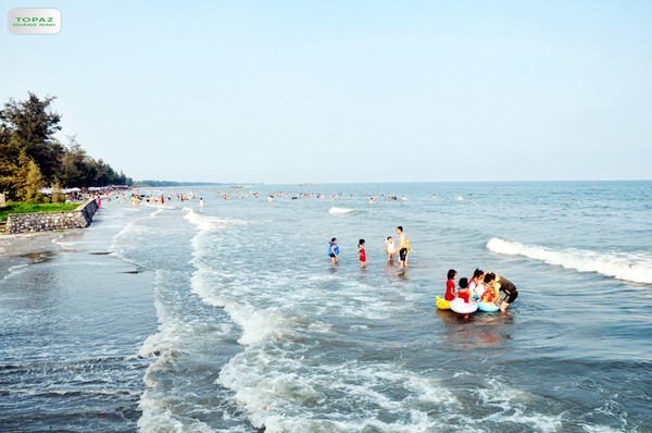Vào mùa hè Bãi tắm Trà Cổ là điểm đến được nhiều du khách lựa chọn