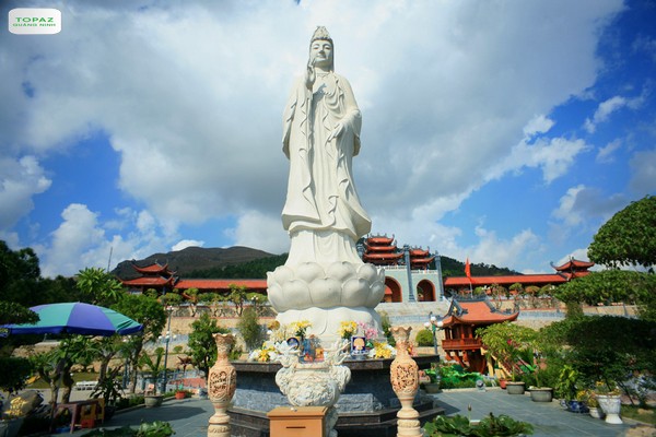 Tượng Phật Quán Thế Âm Bồ Tát cao đến 10m