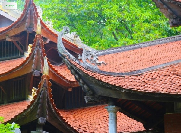 Kiến trúc trang trí hình phượng rồng trên mái của chùa Lôi Âm