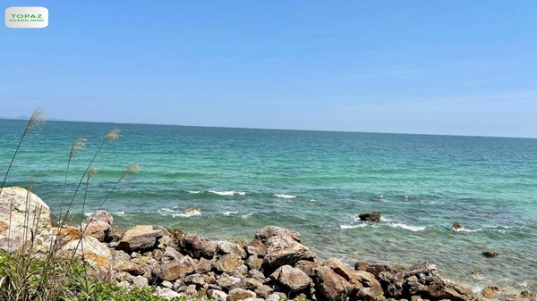 Nước biển trong xanh, không khí trong lành là đặc trưng của đảo Minh Châu