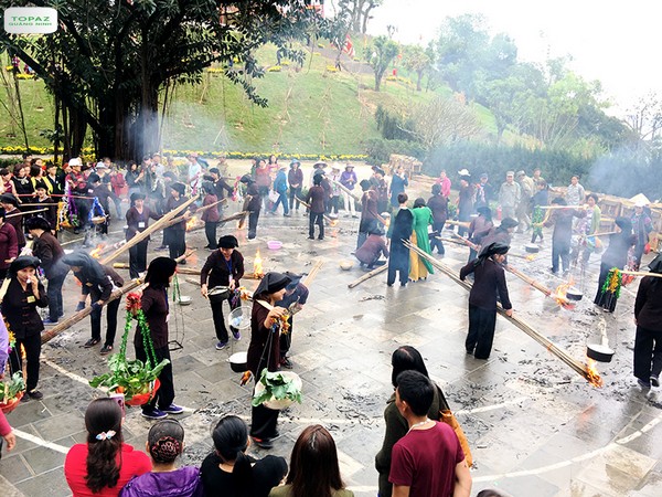 Trò chơi thổi cơm trong phần Hội của lễ hội đền Cửa Ông