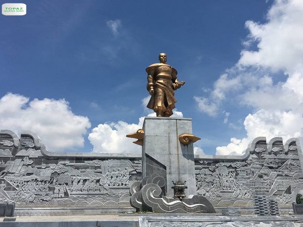 Bức tượng Hưng Nhượng Vương Trần Quốc Tảng tại đền Cửa Ông