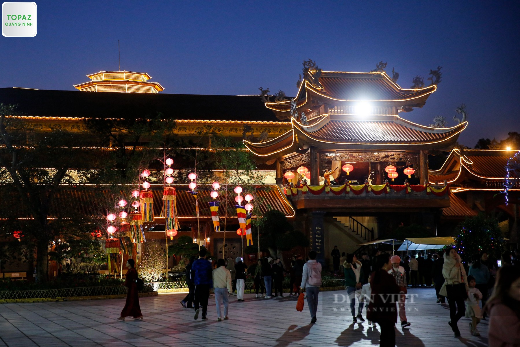 Rất nhiều lữ khách đều mong được vãn cảnh chùa Ba Vàng về đêm