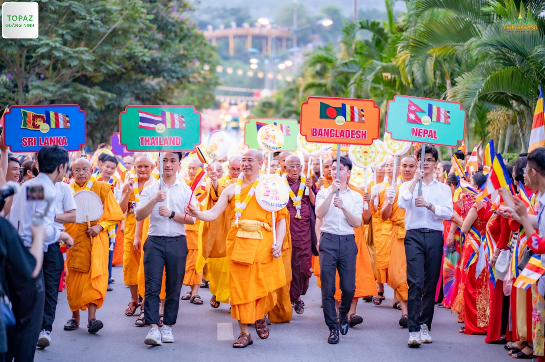 Đoàn diễu hành tham gia Đại lễ Phật Đản tại chùa Ba Vàng - Lễ hội chùa Ba Vàng