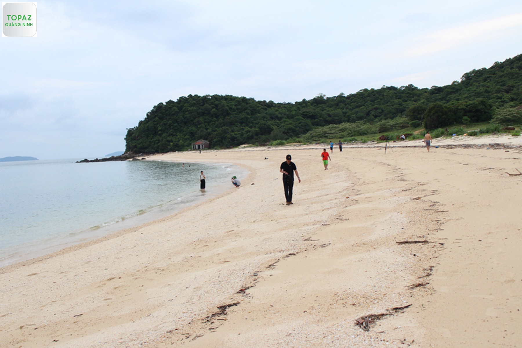 Bãi tắm trên Đảo Đá Dựng Đầm Hà có hình cánh cung trải thảm cát trắng mịn