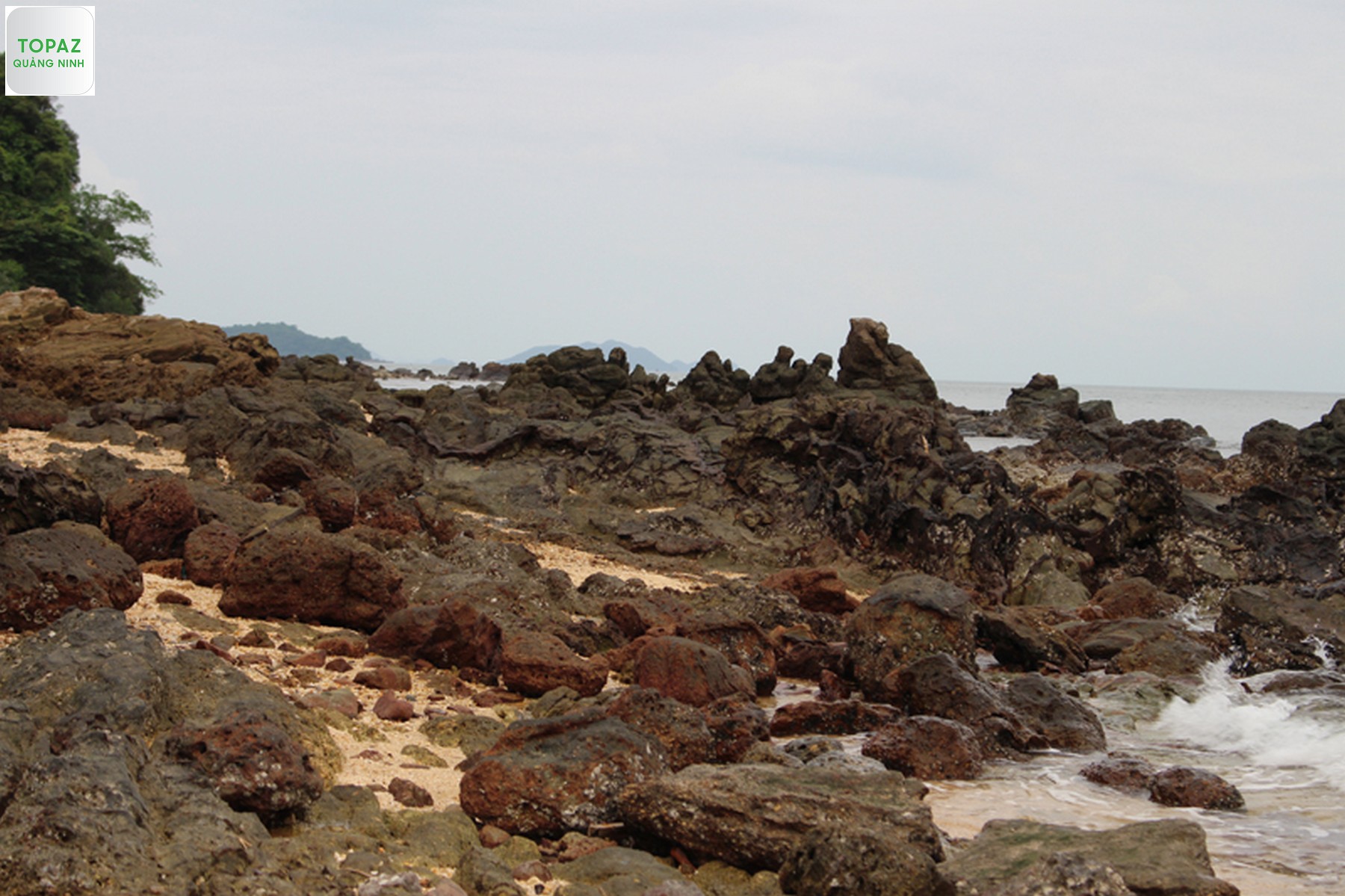 Những mỏm đá rêu xanh có hình thù kỳ dị trên Đảo Đá Dựng Đầm Hà