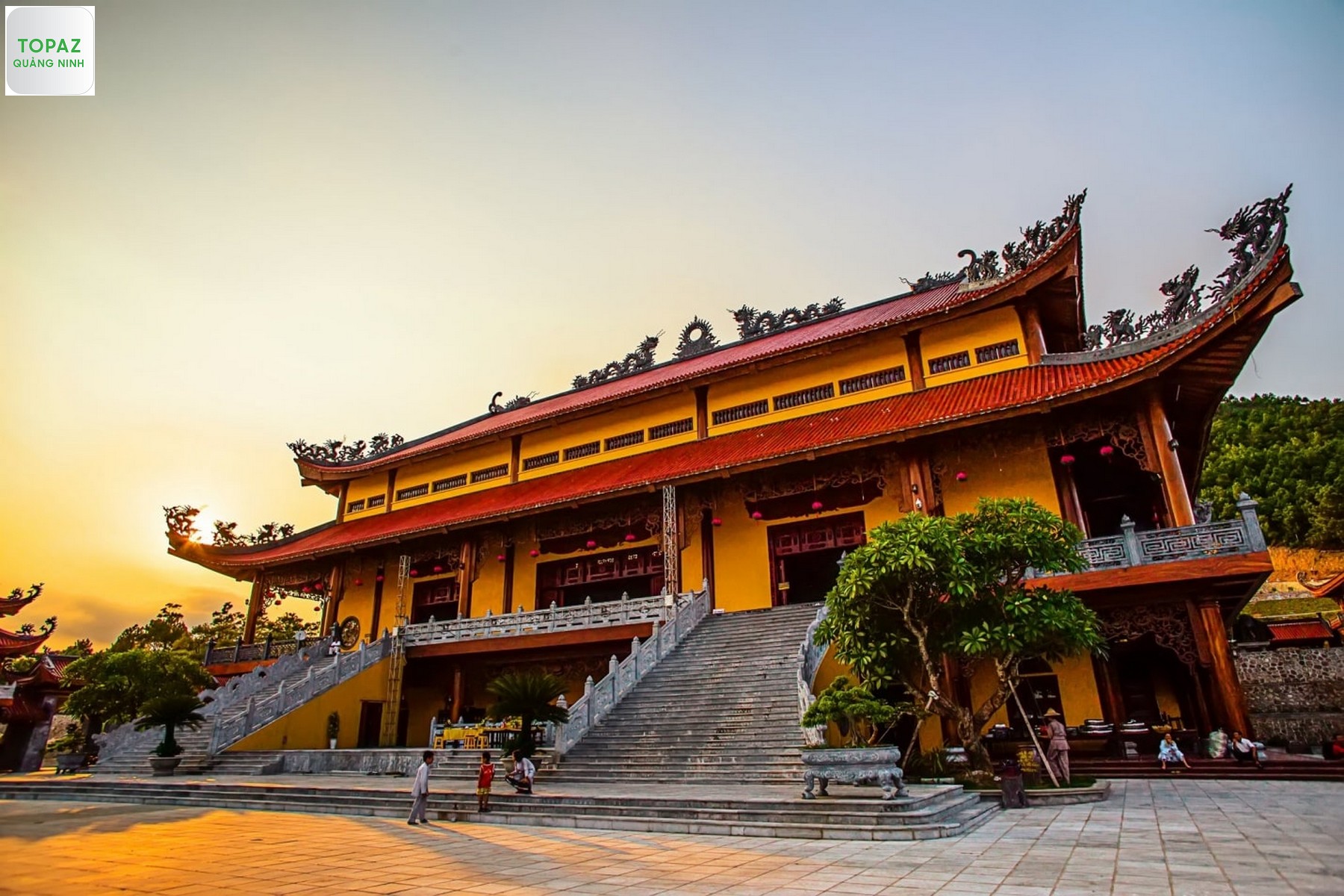 Khuôn viên chùa Ba Vàng được xây dựng với lối kiến trúc cổ kính, linh thiêng - Chùa Ba Vàng cách Hà Nội bao nhiêu km? 
