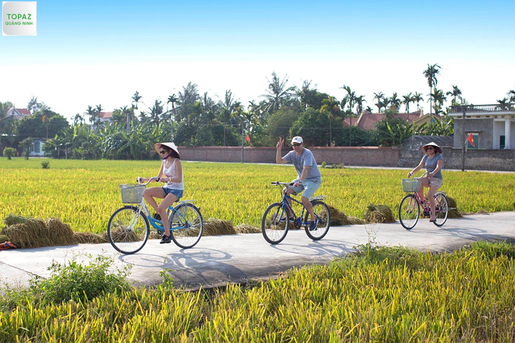 Du khách sẽ được đạp xe đạp đi tham quan làng cũng như những di tích lịch sử - văn hóa nổi tiếng tại địa phương