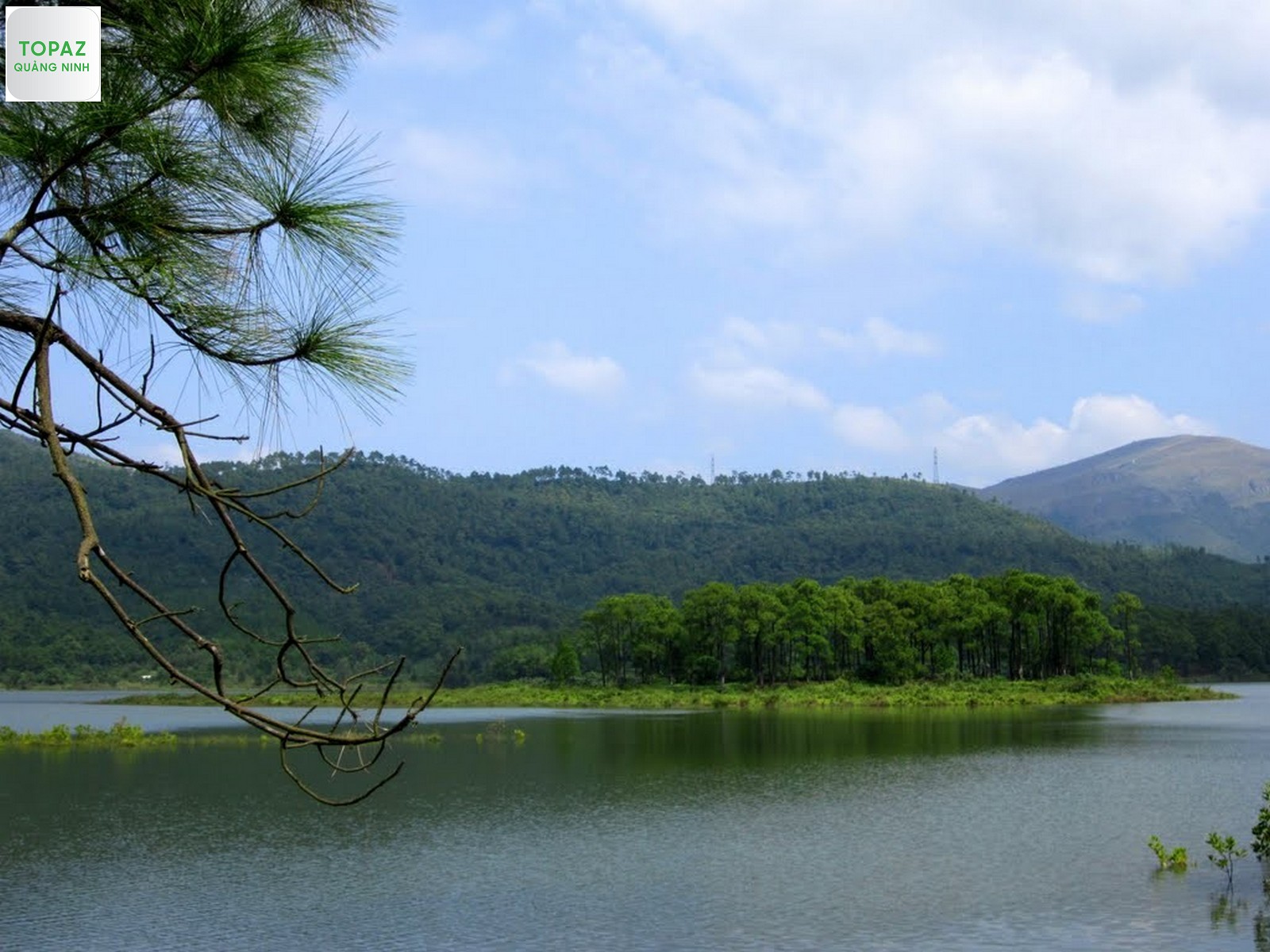 Mặt hồ Yên Trung trong vắt, tĩnh lặng như gương soi