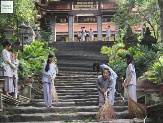 Một buổi lao động tại khóa tu mùa hè Thiền viện Trúc Lâm Yên Tử