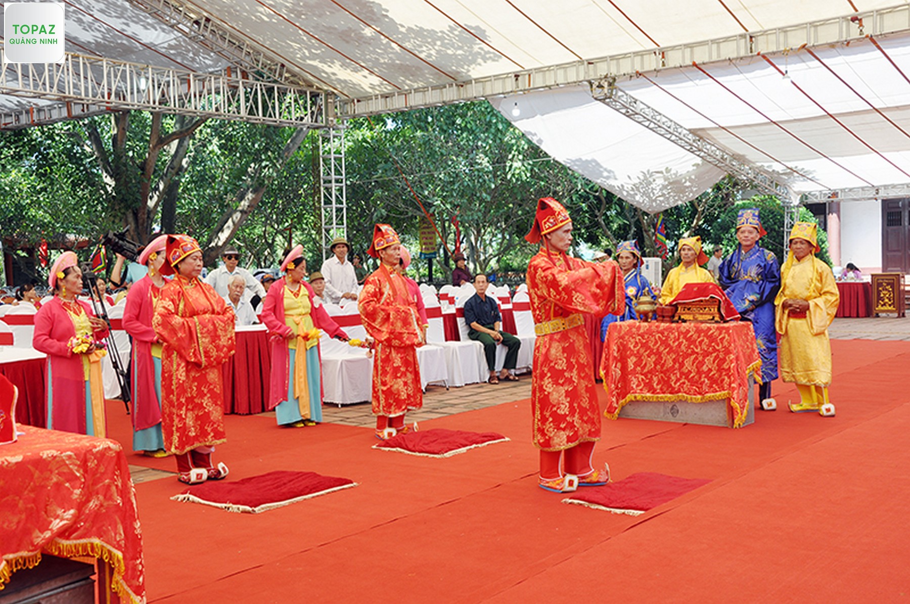 Thực hiện nghi lễ trong Lễ hội Đền An Sinh