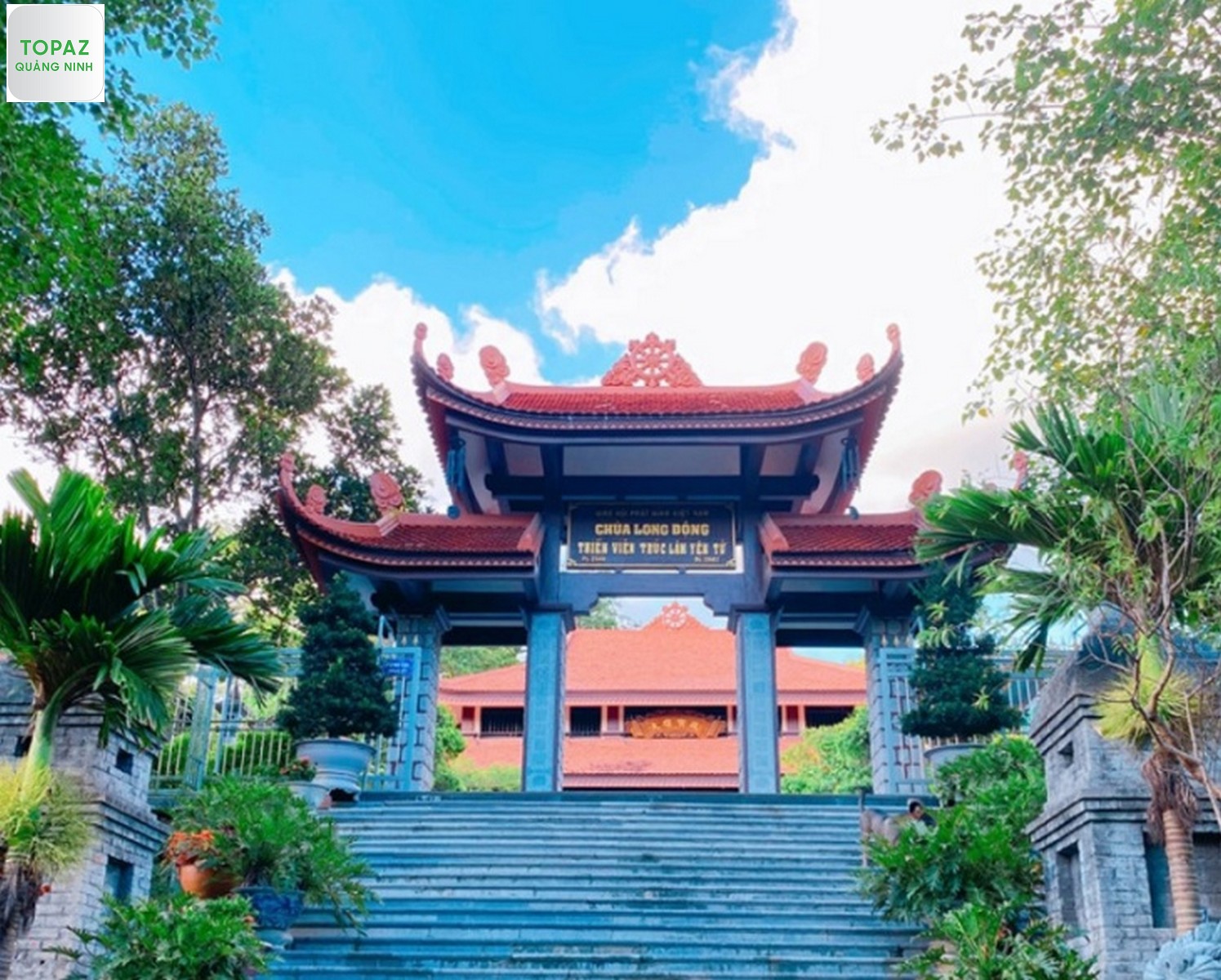 Tam quan ghi “Chùa Long Động – Thiền viện Trúc Lâm Yên Tử”