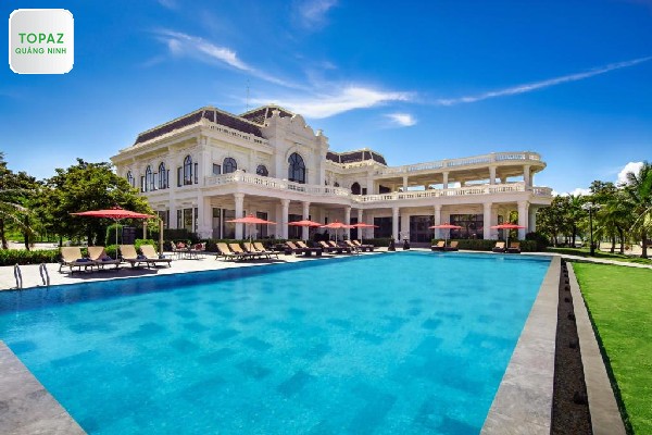 Bể bơi ngoài trời siêu rộng của Khách sạn Paradise Quảng Ninh