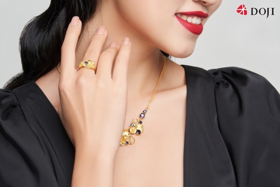 Sự kết hợp giữa gam màu trầm và ánh đá quý xanh lấp lánh giúp nâng tầm khí chất mà không cần thêm quá nhiều phụ kiện