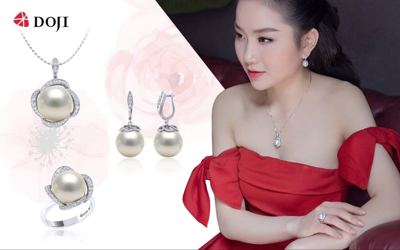 Sắc trắng ngà tinh tế của ngọc trai Fresh Water là sự kết hợp hoàn hảo với chiếc đầm dạ tiệc đỏ