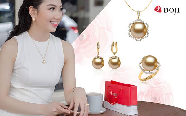 Vẻ đẹp thanh nhã và hiện đại khi ngọc trai vàng ánh kim kết hợp đầm trắng tinh khôi